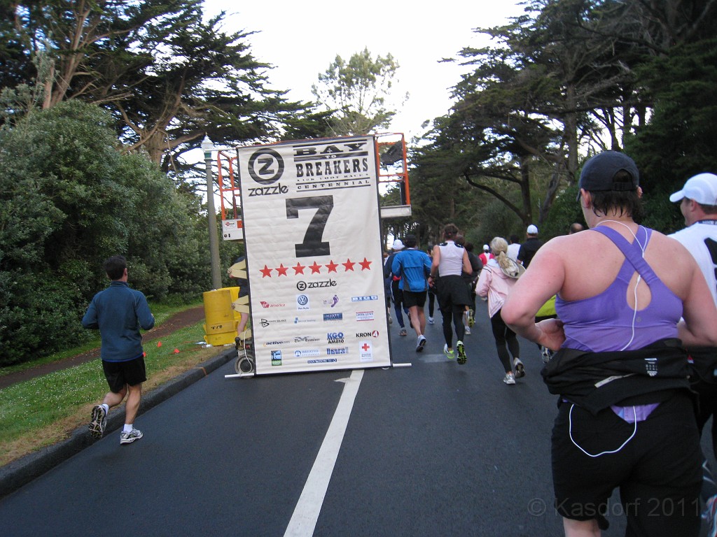 2011 Bay to Breakers Sunday 0460.JPG - I was able to participate in the 2011, 100th anniversary of the San Francisco Bay to Breakers 12K race. A great weekend for sight seeing and racing.